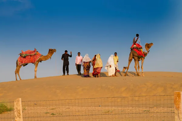 Thar Desert Rajasthan Indie Października 2019 Turyści Jadący Wielbłądach Camelus — Zdjęcie stockowe