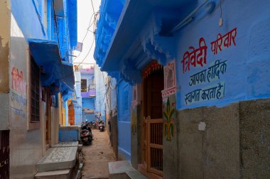 Jodhpur, Rajasthan, Hindistan - 21 Ekim 2019: Geleneksel Mavi renkli ev. Mavi Hindu Brahmanlar için semboliktir, üst kasttan olmak..