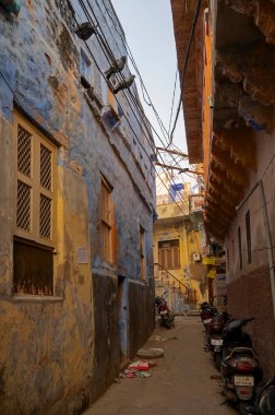 Jodhpur, Rajasthan, Hindistan - 21 Ekim 2019: Geleneksel renkli evler. Tarihsel olarak, Hindu Brahmanlar evlerini üst kasttan oldukları için maviye boyarlardı, gelenek bunu takip eder..