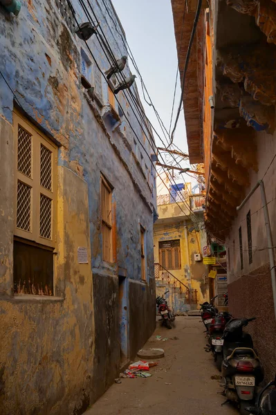 Jodhpur, Rajasthan, Hindistan - 21 Ekim 2019: Geleneksel renkli evler. Tarihsel olarak, Hindu Brahmanlar evlerini üst kasttan oldukları için maviye boyarlardı, gelenek bunu takip eder..