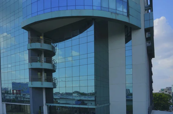 印度西孟加拉邦加尔各答 2019年7月20日 现代建筑 反映蓝天的玻璃外部 白云和建筑物 — 图库照片