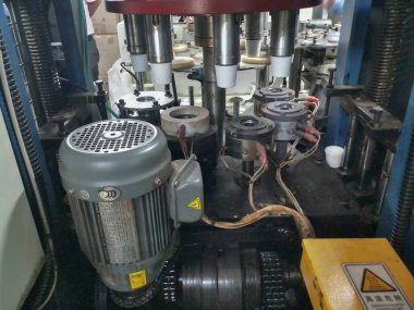 Kolkata, Batı Bengal, Hindistan - 17 Mayıs 2019: Kağıt bardaklar kağıt bardak üretim makineleri kullanılarak kağıttan yapılıyor, çalışan bir bardak imalatı veya üretim ünitesinin iç görünümü.