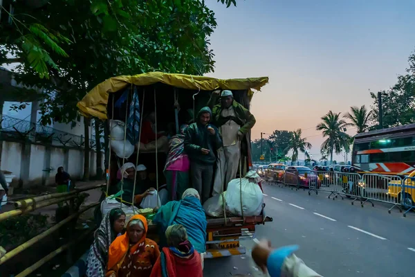 Kolkata Bengala Ocidental Índia Janeiro 2020 Devotos Hindus Subindo Caminhão — Fotografia de Stock