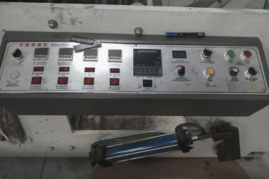Kolkata, Batı Bengal, Hindistan - 8 Mayıs 2019: Kağıt bomboş makinenin kontrol paneli. Kağıt bardaklardan duvar olarak kullanılmadan önce üretilen kuru sıkı mermiler. Hint kağıt bardak üretimi endüstrisi büyüyor..