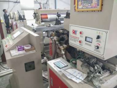 Kolkata, Batı Bengal, Hindistan - 19 Mart 2019: Kağıt yapımı makinelerin kontrol paneli. Kağıt bardaklardan duvar olarak kullanılmadan önce üretilen kuru sıkı mermiler. Hint kağıt bardak üretimi endüstrisi büyüyor..