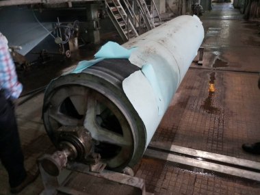 Dandeli, Karnataka, Hindistan - 16 Mayıs 2019 - Dandy kağıt imalatı için kağıt fabrikasında tutuluyor.