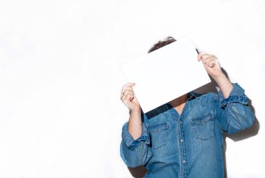 Kadın Tutma Kağıtlarının Yakın Çekimi