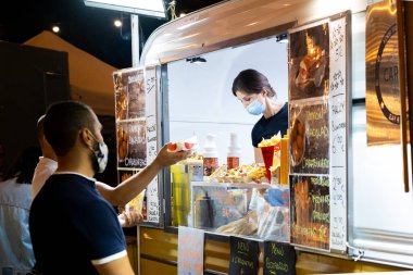 Badajoz, İspanya. 09 Eylül 2021. Covid-19 salgını sırasında, Yemek Kamyonu Festivali 'nin kutlaması sırasında genel olarak bir yemek minibüsü görüntüsü.