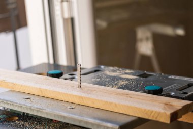 Plaminatı yerleştirme, zemin kaplamalarını yerleştirme, elektrikli testereyle kesme üzerine profesyonel çalışma.