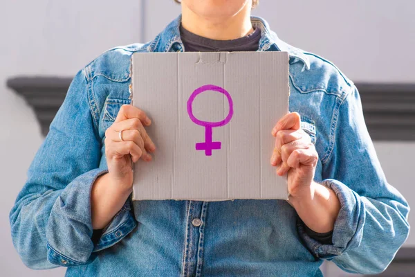 Kartontáblával Női Szimbólummal Feminista Koncepció Feminizmus Feminista Aktivista — Stock Fotó