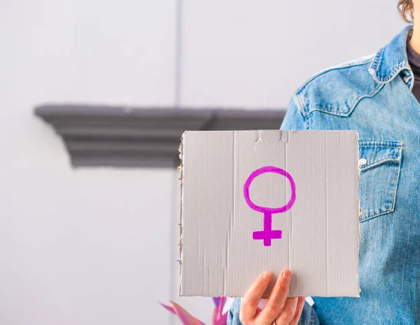 Kartontáblával Női Szimbólummal Feminista Koncepció Feminizmus Feminista Aktivista — Stock Fotó