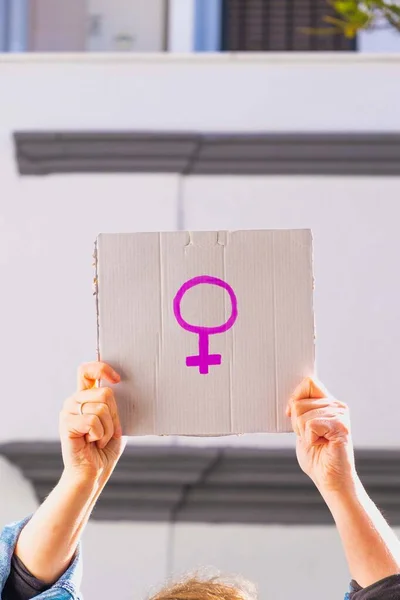 Femme Tenant Une Pancarte Carton Avec Symbole Féminin Concept Féministe — Photo