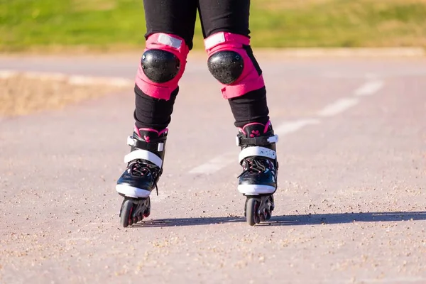 Menikmati Roller Skating Rollerblading Pada Skate Inline Salin Ruang Stok Gambar Bebas Royalti