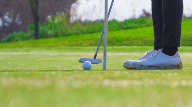 Golf sahası kuran birinin yakın çekimi. golf eğitimi