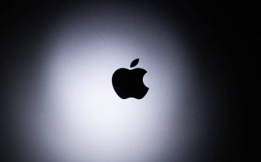 İspanya, 03, 20, 2022. Gri metalik alüminyum yüzeyde Macbook logosu. Modern teknoloji konsepti. İletişim konsepti. İş konsepti.