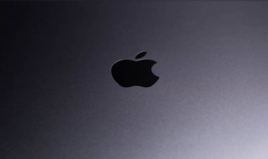 İspanya, 03, 20, 2022. Gri metalik alüminyum yüzeyde Macbook logosu. Modern teknoloji konsepti. İletişim konsepti. İş konsepti.