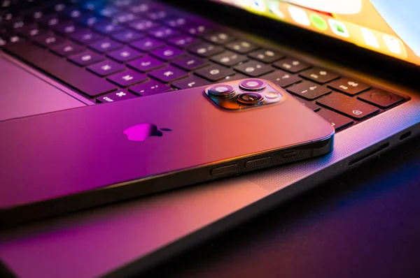 Macbook Pro 2021 Demi Ouvert Avec Iphone Allumé Par Écran Photo De Stock