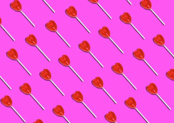 桃红色背景上的心形棒棒糖图案 流行艺术棒棒糖 — 图库照片