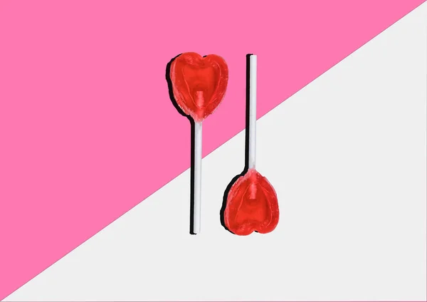 Zwei Herzförmige Lutscher Auf Pastellrosa Und Weißem Hintergrund Pop Art — Stockfoto