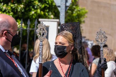 Badajoz, İspanya, 04, 15, 2022. Kutsal bir hafta boyunca maskeli bir kadın ve mantilla 'nın detaylı görüntüleri. Covid-19 salgını sırasında İspanya 'da Kutsal Hafta