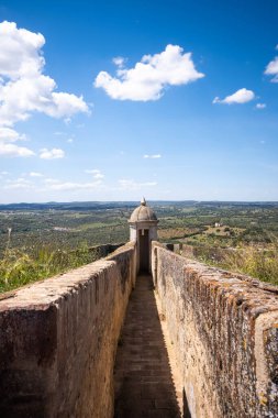 Elvas, Portekiz, 04,16,2022. Forte de Nossa, Portekiz 'in Elvas şehrinin yukarısında yer alan panoramik manzaralı ve tarihi sergilerle bir tepenin üzerinde eşsiz bir 18. yüzyıl beşgen kale.