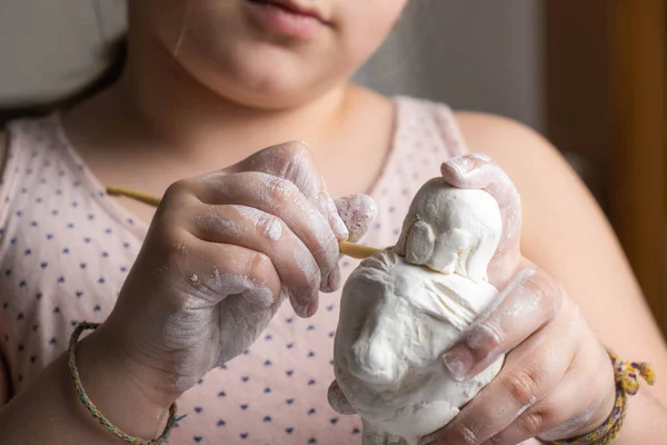 粘土の人形を作る少女の手のクローズアップ 子供用の工芸品 — ストック写真