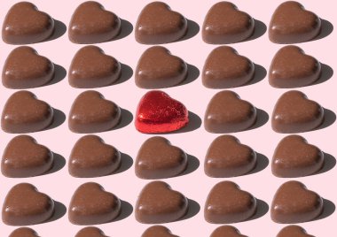 Çikolata kalıpları kalbi şekillendirir, pembe arka plana karşı