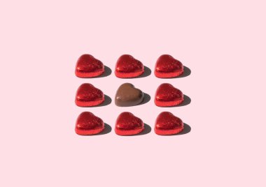 Çikolata kalıpları kalbi şekillendirir, pembe arka plana karşı