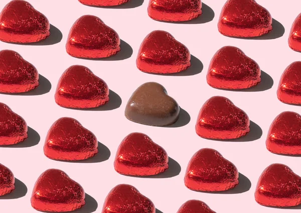 Modèle Barres Chocolat Forme Coeur Sur Fond Rose — Photo