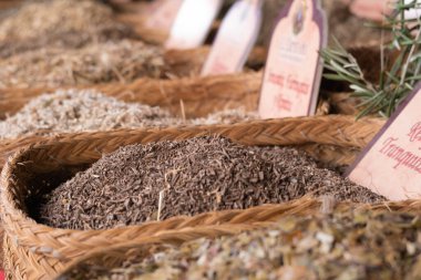 Ortaçağ pazarında çay standı. zanaat pazarı