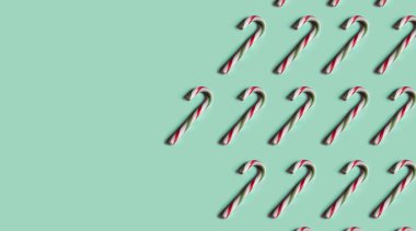 Yeşil arka planda mutlu noel şekeri kutuları. Düz yatıyordu. Desen.