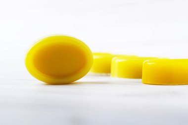 Limon sabunu, el yapımı limon sabunu ve ahşap zemin üzerinde taze limon..