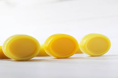 Limon sabunu, el yapımı limon sabunu ve ahşap zemin üzerinde taze limon..