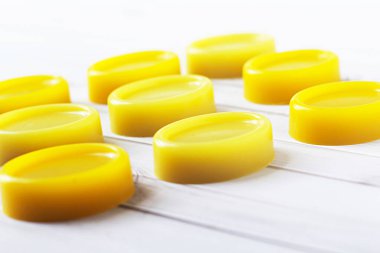 Limon sabunu, el yapımı limon sabunu ve ahşap zemin üzerinde taze limon..