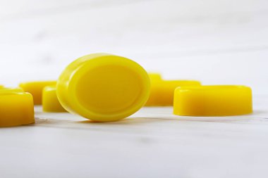 Limon sabunu, el yapımı limon sabunu ve ahşap zemin üzerinde taze limon..