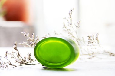 El yapımı sabun, organik yeşil sabun ahşap arka planda yakın plan fotoğrafı..