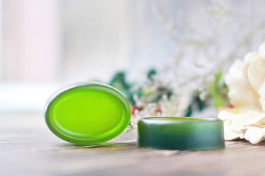 El yapımı sabun, organik yeşil sabun ahşap arka planda yakın plan fotoğrafı..