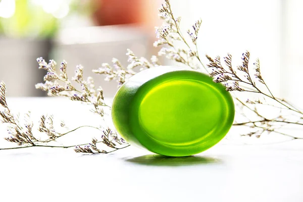 El yapımı sabun, organik yeşil sabun ahşap arka planda yakın plan fotoğrafı..