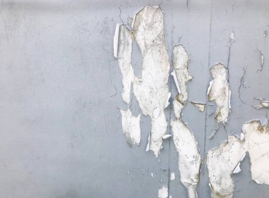 Beton duvarda kalitesiz çimento izleri, soyulmuş boya arka planlı eski duvar, endüstriyel binada çatlak olan Grunge beton duvar..