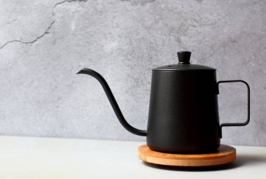 Yakın çekim fotoğraf, kahve yapmak için çaydanlık, kahve öğütücüsü, kahve malzemesi damlatıcısı..