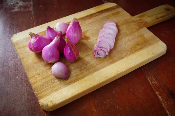 Cebollas Rojas Orgánicas Rodajas Sobre Fondo Madera — Foto de Stock