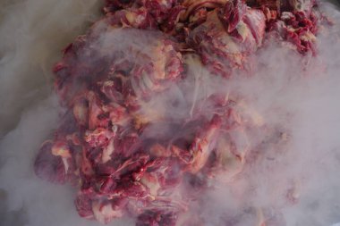 Katliamı kutlamak için taze kırmızı et küçük boyutlara bölünür, Kurban Bayramı 'nda.