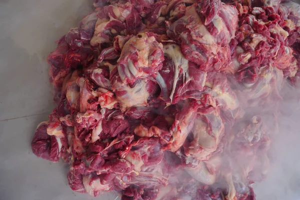 Katliamı kutlamak için taze kırmızı et küçük boyutlara bölünür, Kurban Bayramı 'nda.