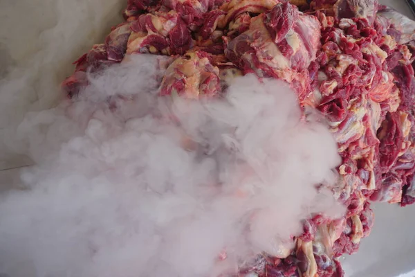 Katliamı kutlamak için taze kırmızı et küçük boyutlara bölünür, Kurban Bayramı 'nda.