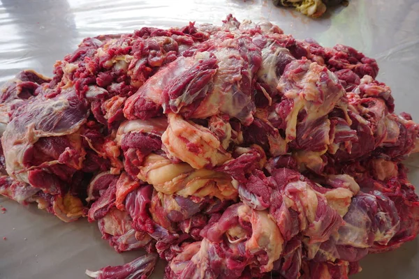 Katliamı kutlamak için taze kırmızı et küçük boyutlara bölünür, Kurban Bayramı 'nda.