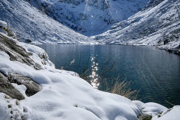 Lac Stom Schneebedeckt Abgrund Der Pyrenäen — Stockfoto