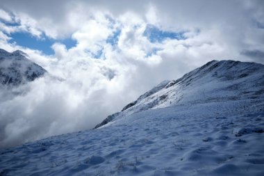 Fırtına dağlardan geliyor, kar fırtınası Pireneler 2 'de.