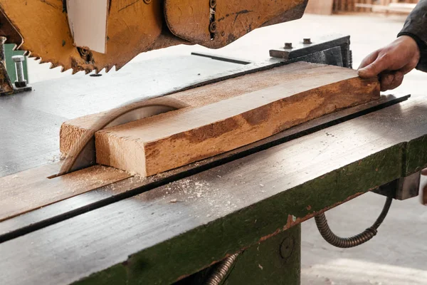 Professionele Timmerman Die Hout Zaagt Met Cirkelzaag Timmerman Die Hout — Stockfoto