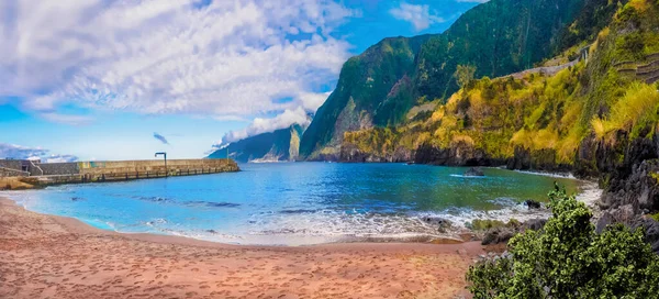 Sahil Şeridinin Panoraması Portekiz Madeira Adasındaki Cais Seixal Volkanik Plajı — Stok fotoğraf