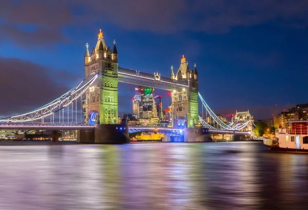 Знаменитый Исторический Тауэрский Мост Ночью Освещался Лондоне — стоковое фото